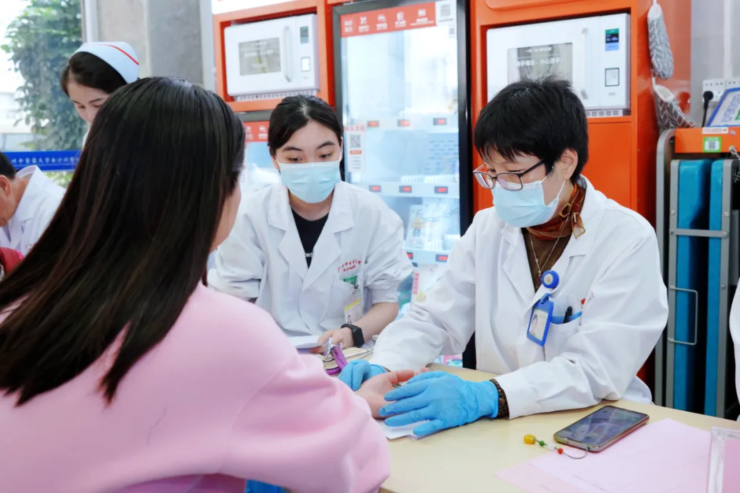 院内新闻|我院成功开展2025年肿瘤周义诊活动,助力提升公众防癌意识 院内新闻|我院成功开展2025年肿瘤周义诊活动,助力提升公众防癌意识