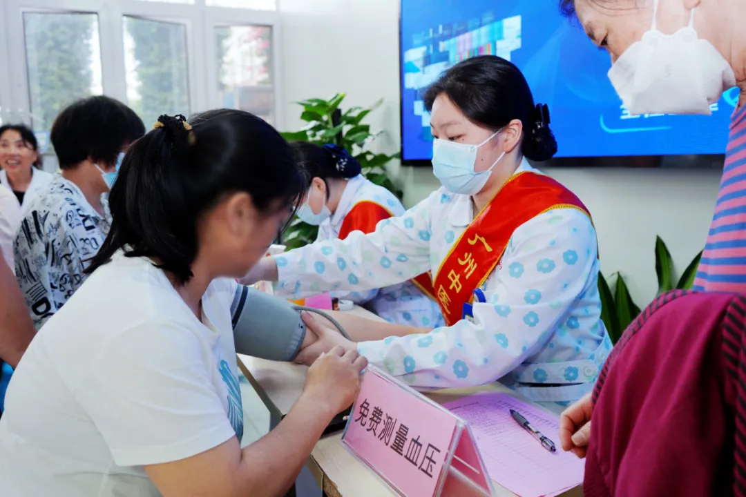 院内新闻|我院成功开展2025年肿瘤周义诊活动,助力提升公众防癌意识 院内新闻|我院成功开展2025年肿瘤周义诊活动,助力提升公众防癌意识