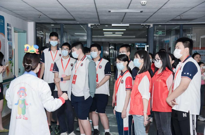 比课本更真实!新川学子医院特别体验:穿白大褂比校服重多了 比课本更真实!新川学子医院特别体验:穿白大褂比校服重多了