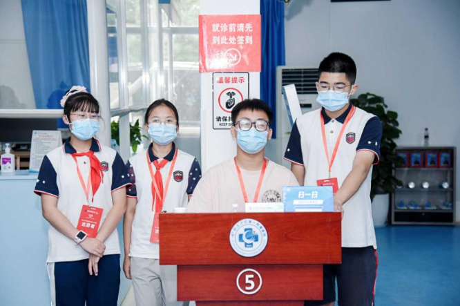比课本更真实!新川学子医院特别体验:穿白大褂比校服重多了 比课本更真实!新川学子医院特别体验:穿白大褂比校服重多了