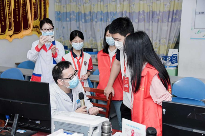 比课本更真实!新川学子医院特别体验:穿白大褂比校服重多了 比课本更真实!新川学子医院特别体验:穿白大褂比校服重多了