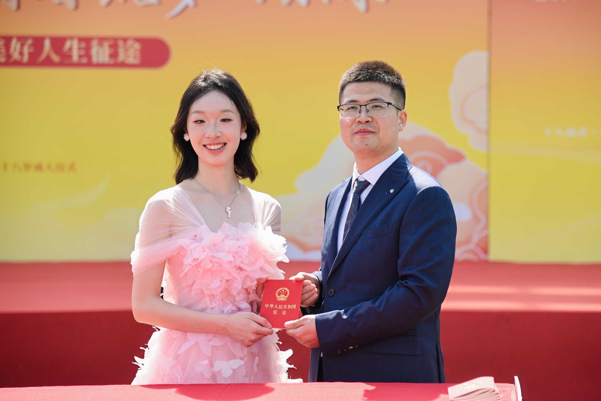 高三学子集体成年,18声钟响见证成长! 高三学子集体成年,18声钟响见证成长!