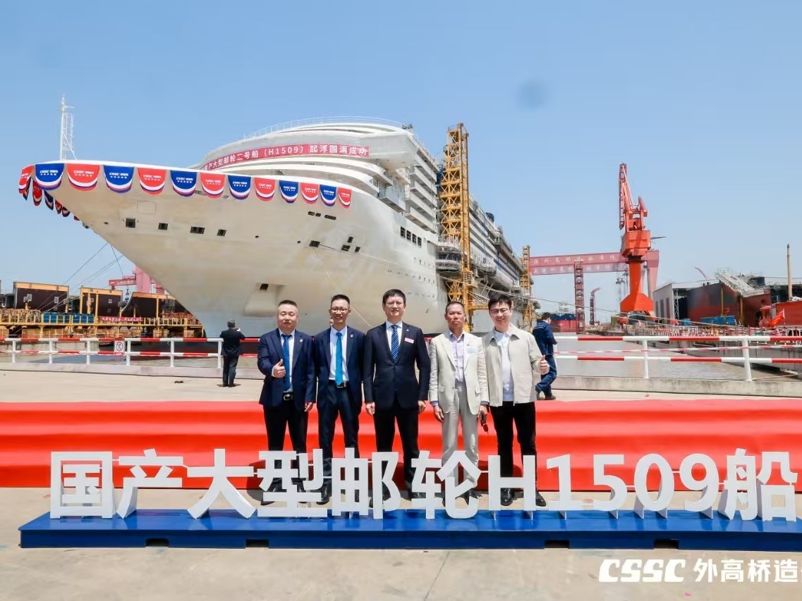 第二艘国产大型邮轮“爱达·花城号”完成坞内起浮