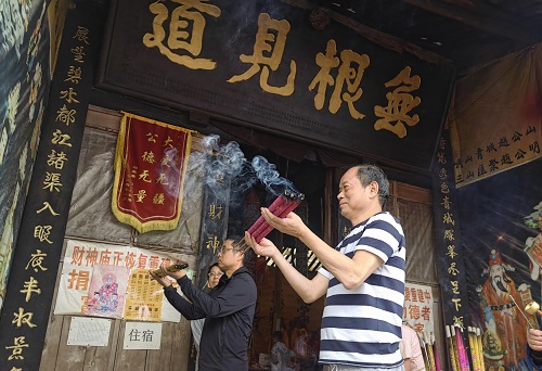 攀登青城之巔 圓夢多年遂愿 攀登青城之巔 圓夢多年遂愿