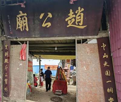 攀登青城之巔 圓夢多年遂愿 攀登青城之巔 圓夢多年遂愿