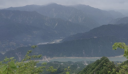 攀登青城之巔 圓夢多年遂愿 攀登青城之巔 圓夢多年遂愿