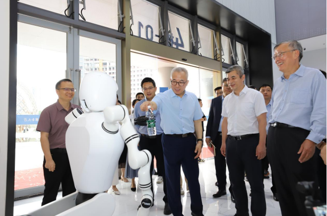 華南版權(quán)服務(wù)大廳啟用:富唯智能攜具身智能人形機(jī)器人亮相,賦能版權(quán)產(chǎn)業(yè)生態(tài)革新 華南版權(quán)服務(wù)大廳啟用:富唯智能攜具身智能人形機(jī)器人亮相,賦能版權(quán)產(chǎn)業(yè)生態(tài)革新