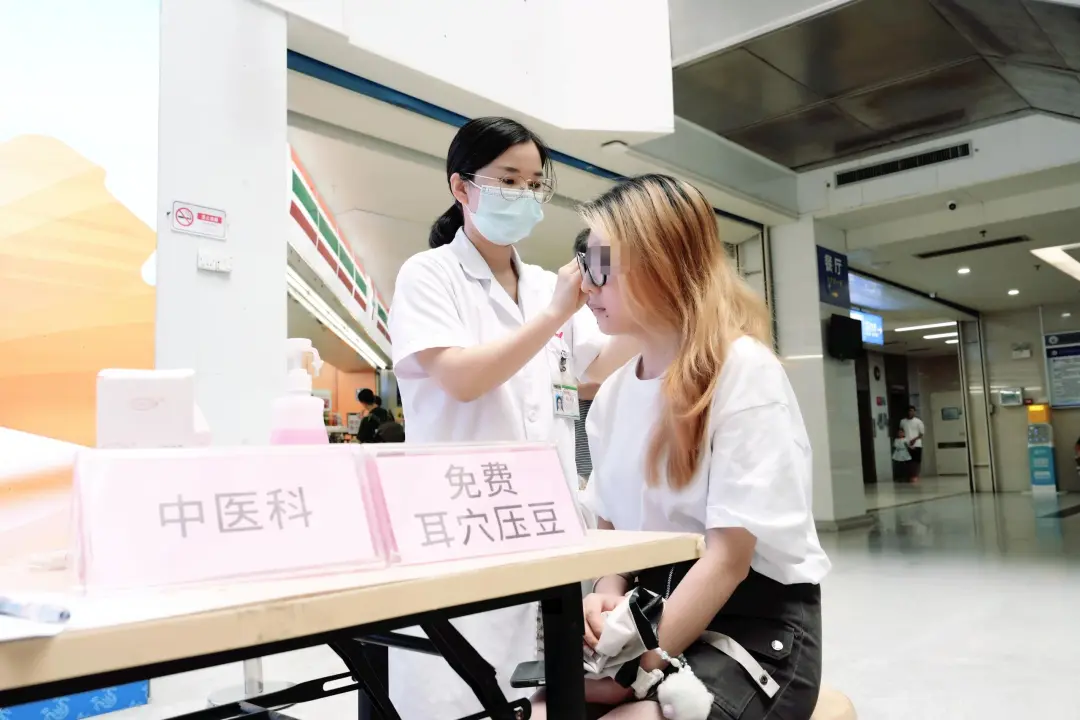 院内新闻|“以医者仁心护银龄之美——香港宝典宝典免费资料大全香港宝典宝典免费资料大全成功开展全国护肤日多学科义诊” 院内新闻|“以医者仁心护银龄之美——香港宝典宝典免费资料大全香港宝典宝典免费资料大全成功开展全国护肤日多学科义诊”