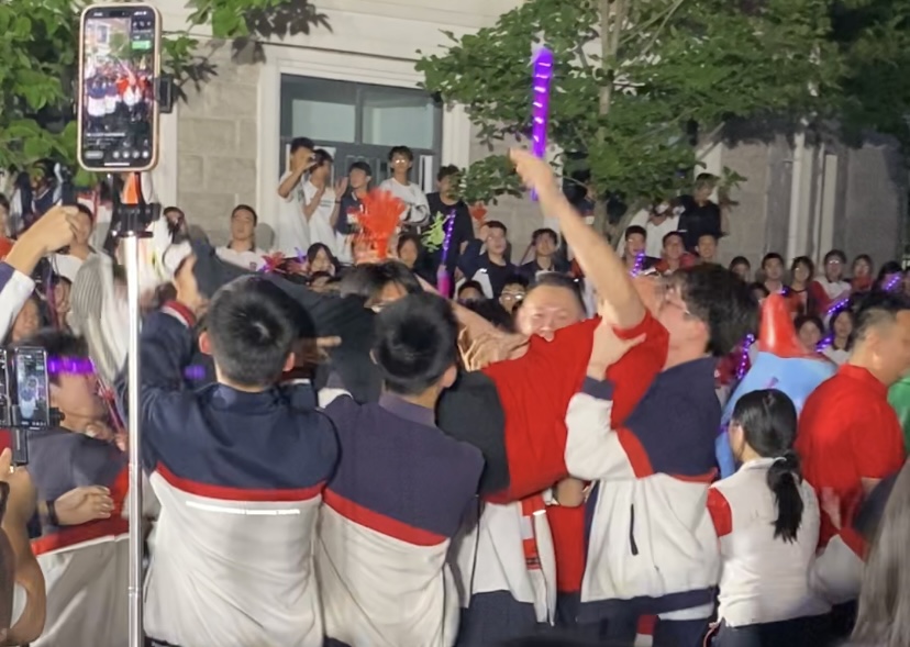 千盏荧光点亮前程，考前最后一夜，高三老师哽咽献唱！明天是你的主场
