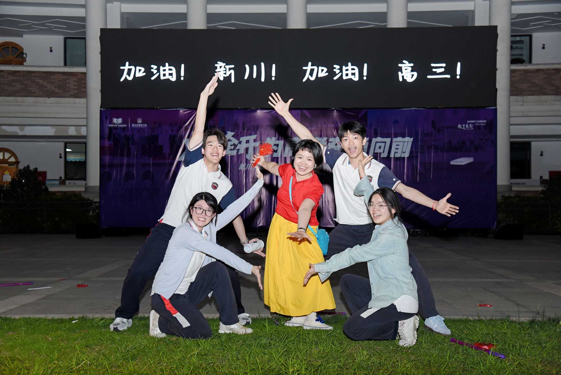千盏荧光点亮前程，考前最后一夜，高三老师哽咽献唱！明天是你的主场