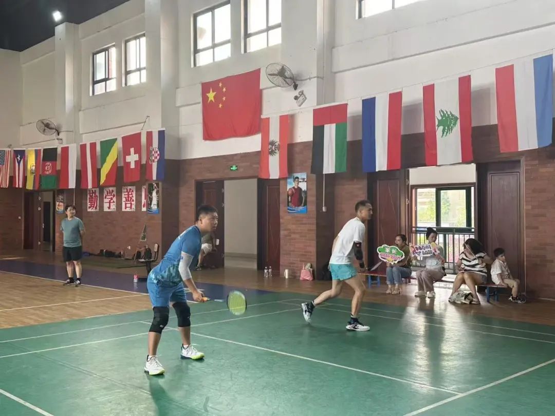 “羽”你同行，燃烧激情——王府外国语学校成功举办首届家校羽毛球友谊赛