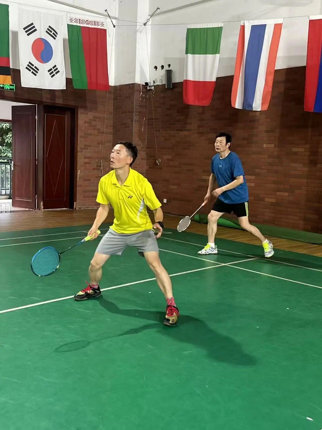 “羽”你同行，燃烧激情——王府外国语学校成功举办首届家校羽毛球友谊赛