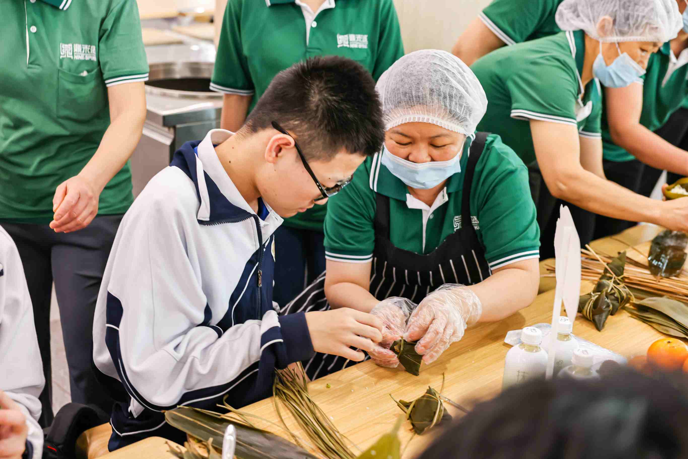神仙打架!深圳龙华致理中学首届学生餐厅厨艺大比拼,鼎禾盛大厨秀翻全场! 神仙打架!深圳龙华致理中学首届学生餐厅厨艺大比拼,鼎禾盛大厨秀翻全场!