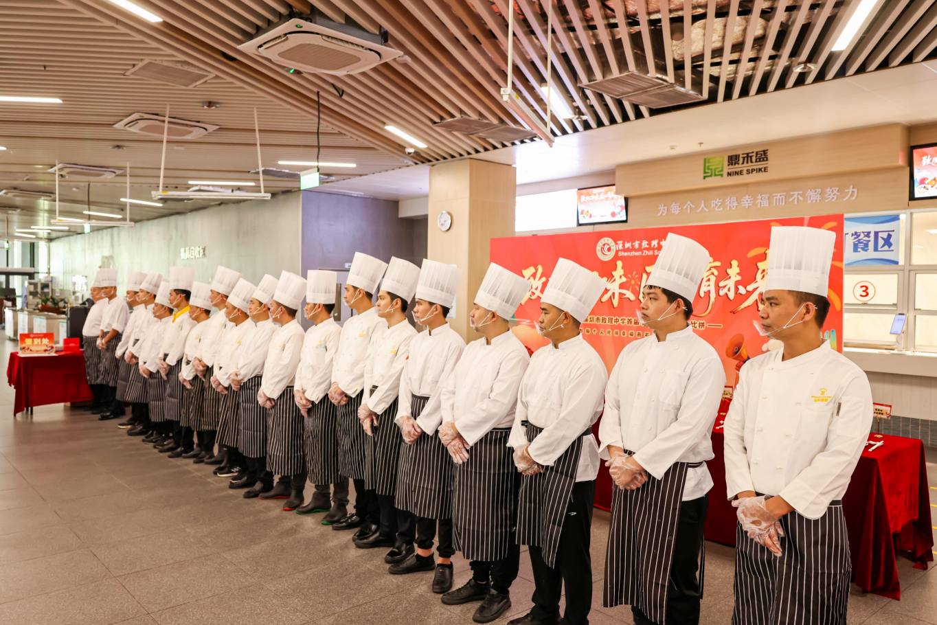 神仙打架!深圳龙华致理中学首届学生餐厅厨艺大比拼,鼎禾盛大厨秀翻全场! 神仙打架!深圳龙华致理中学首届学生餐厅厨艺大比拼,鼎禾盛大厨秀翻全场!