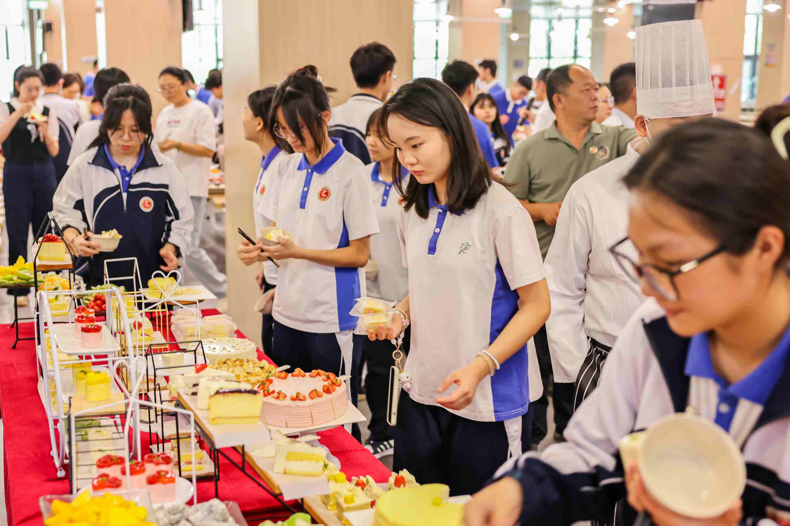 神仙打架!深圳龙华致理中学首届学生餐厅厨艺大比拼,鼎禾盛大厨秀翻全场! 神仙打架!深圳龙华致理中学首届学生餐厅厨艺大比拼,鼎禾盛大厨秀翻全场!