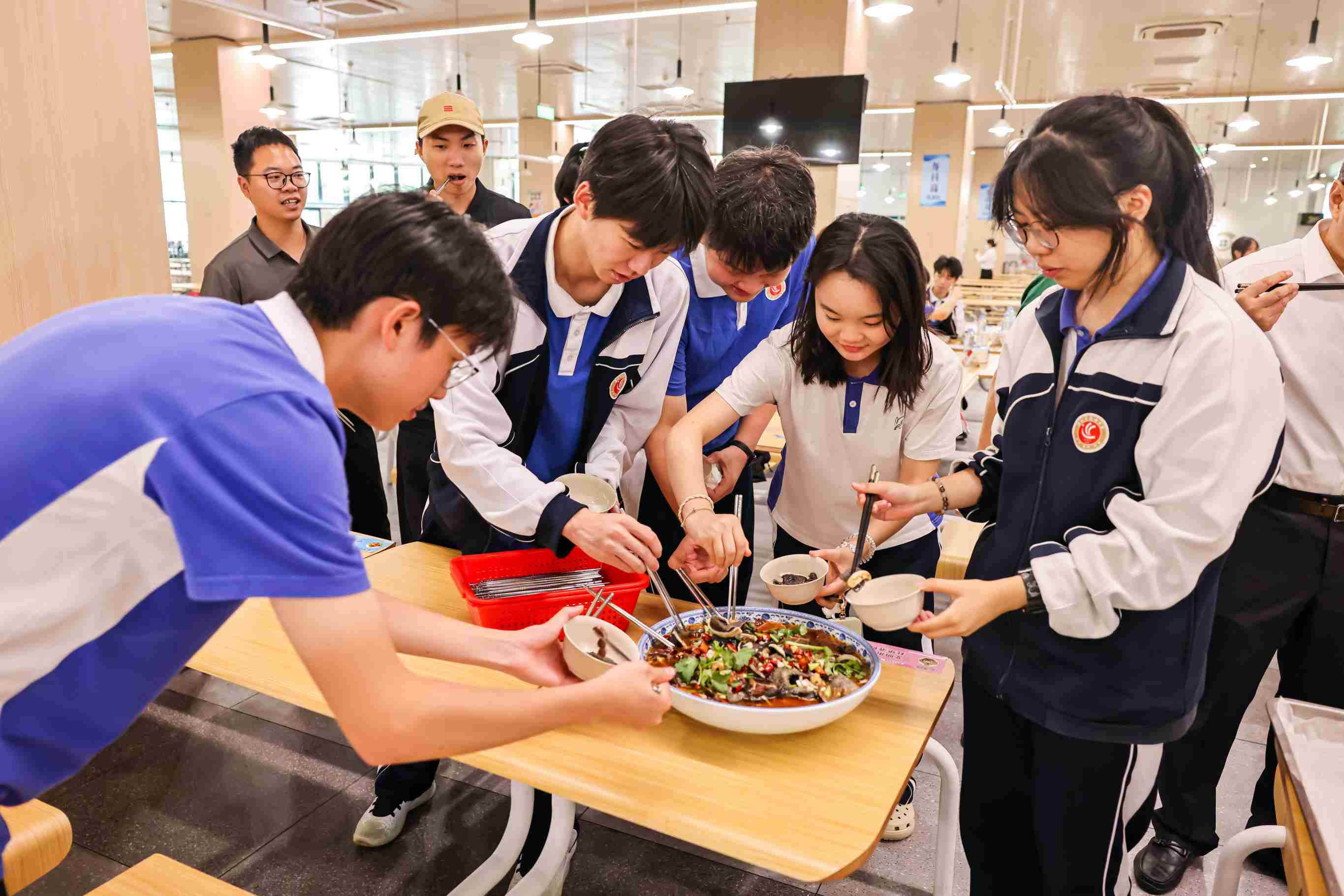 神仙打架!深圳龙华致理中学首届学生餐厅厨艺大比拼,鼎禾盛大厨秀翻全场! 神仙打架!深圳龙华致理中学首届学生餐厅厨艺大比拼,鼎禾盛大厨秀翻全场!