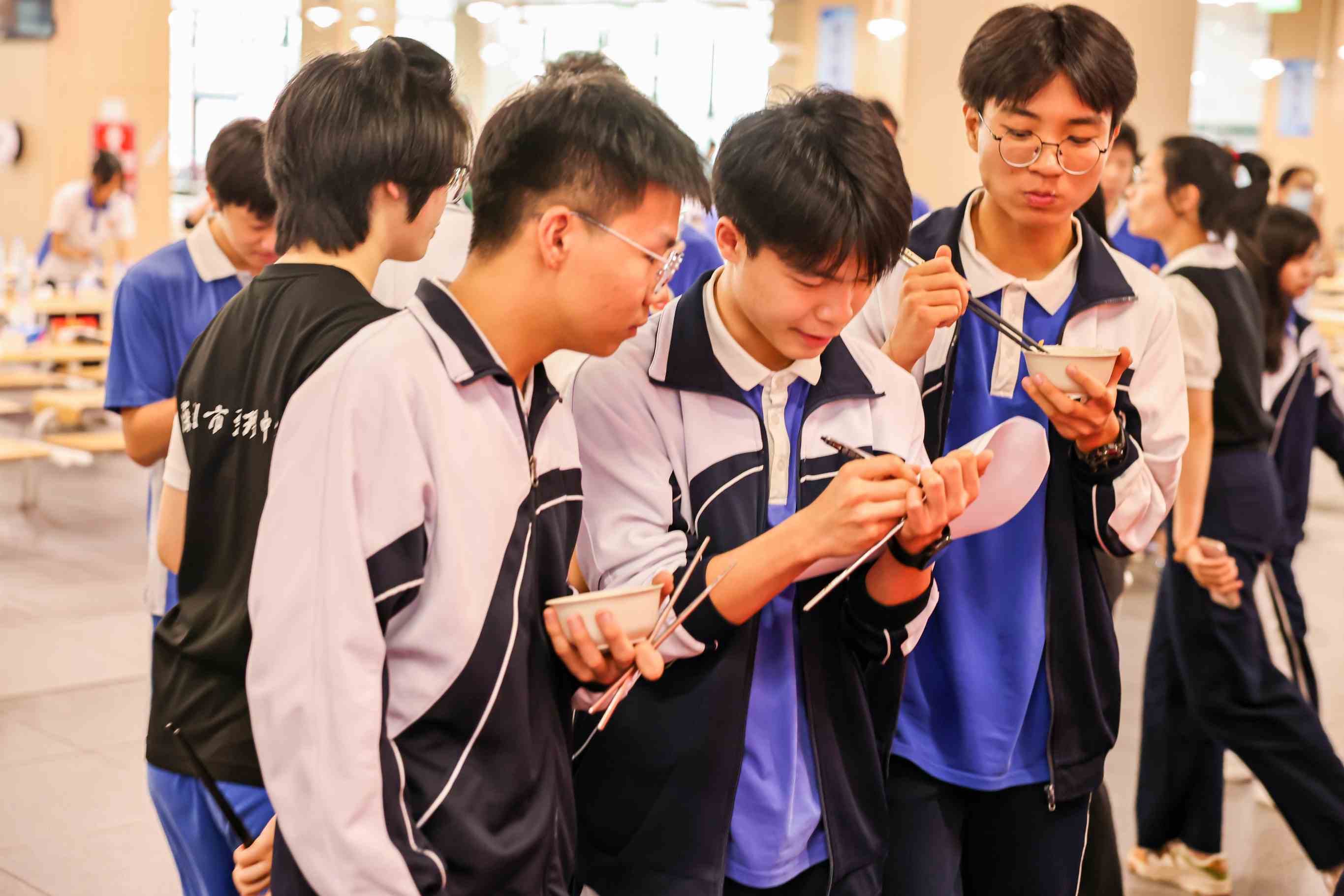 神仙打架!深圳龙华致理中学首届学生餐厅厨艺大比拼,鼎禾盛大厨秀翻全场! 神仙打架!深圳龙华致理中学首届学生餐厅厨艺大比拼,鼎禾盛大厨秀翻全场!