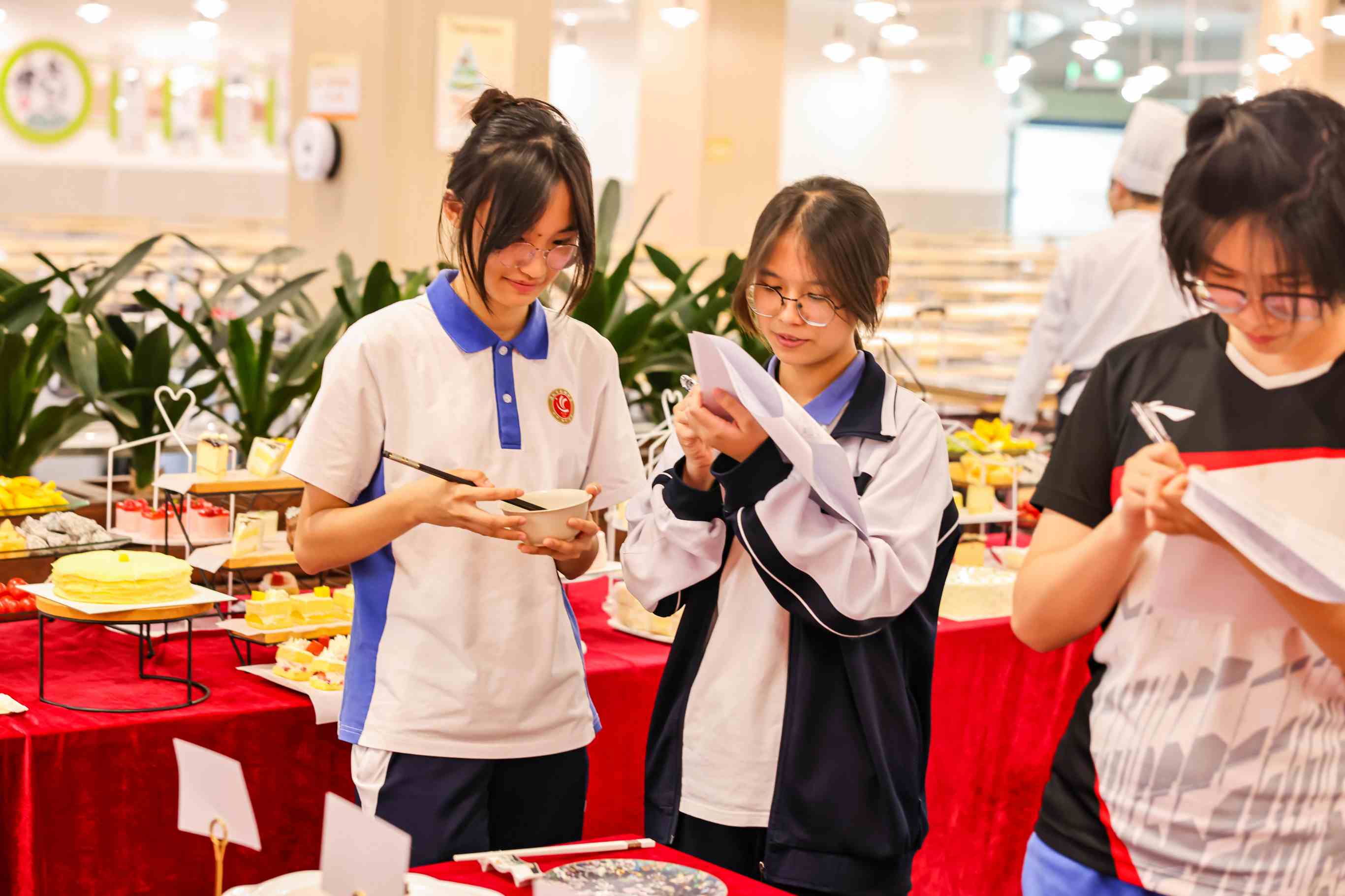 神仙打架!深圳龙华致理中学首届学生餐厅厨艺大比拼,鼎禾盛大厨秀翻全场! 神仙打架!深圳龙华致理中学首届学生餐厅厨艺大比拼,鼎禾盛大厨秀翻全场!