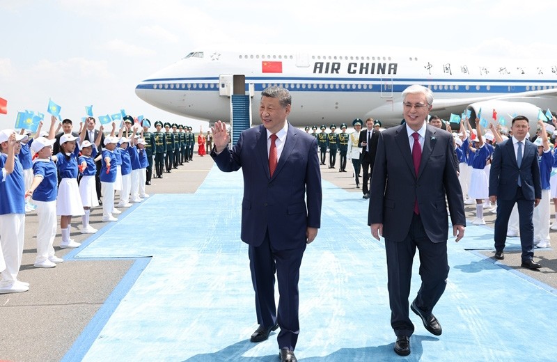 习近平抵达阿斯塔纳出席第二届中国—中亚峰会
