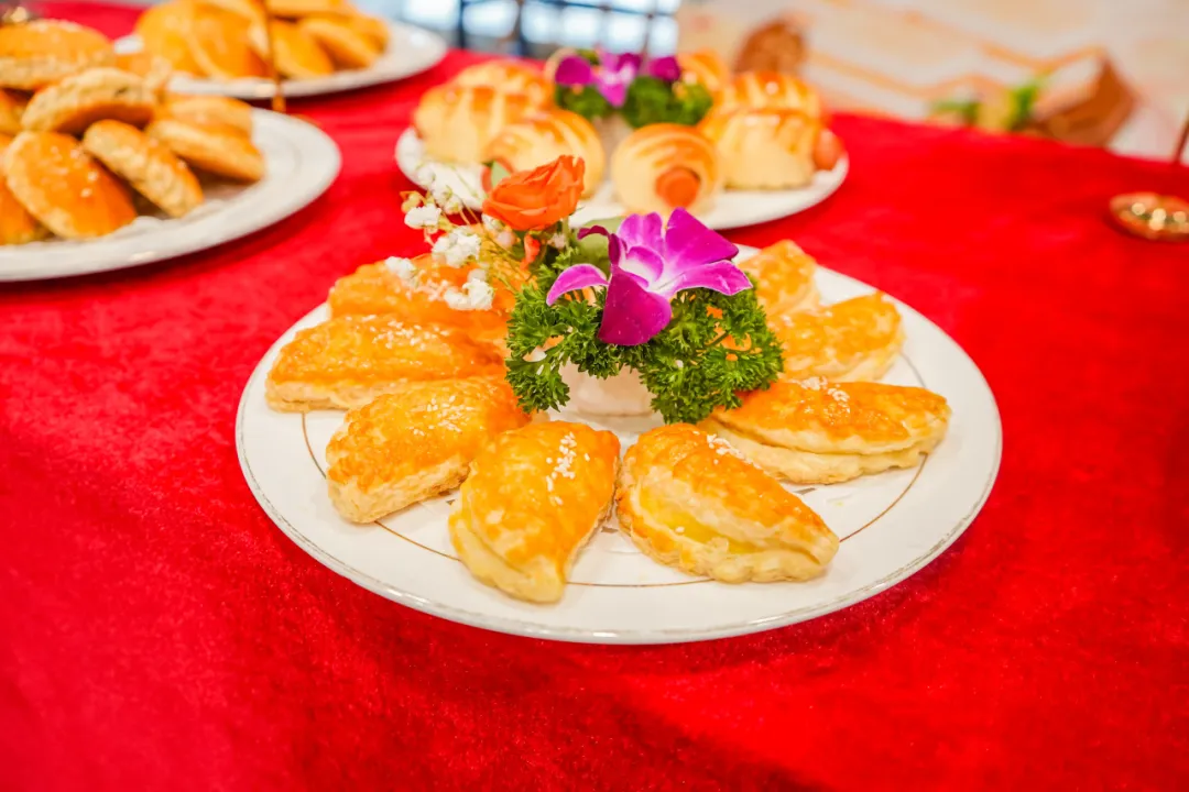 巧手匠心,面面俱到——2025年度鼎禾盛饮食首届面点技能大比拼圆满落幕! 巧手匠心,面面俱到——2025年度鼎禾盛饮食首届面点技能大比拼圆满落幕!