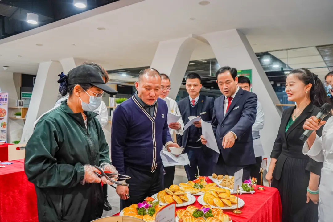 巧手匠心,面面俱到——2025年度鼎禾盛饮食首届面点技能大比拼圆满落幕! 巧手匠心,面面俱到——2025年度鼎禾盛饮食首届面点技能大比拼圆满落幕!