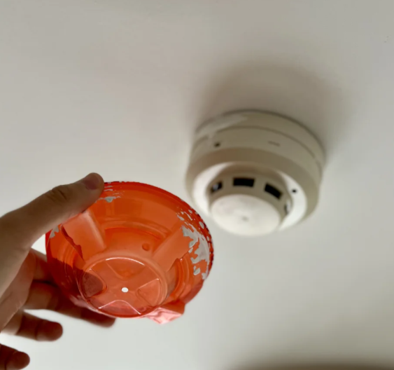 烟雾报警器是红色的? 烟雾报警器是红色的?