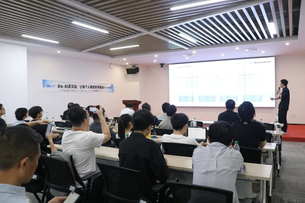 让每个人都能听懂AI | 鄂港澳青创园AI技术分享会圆满落幕 让每个人都能听懂AI | 鄂港澳青创园AI技术分享会圆满落幕