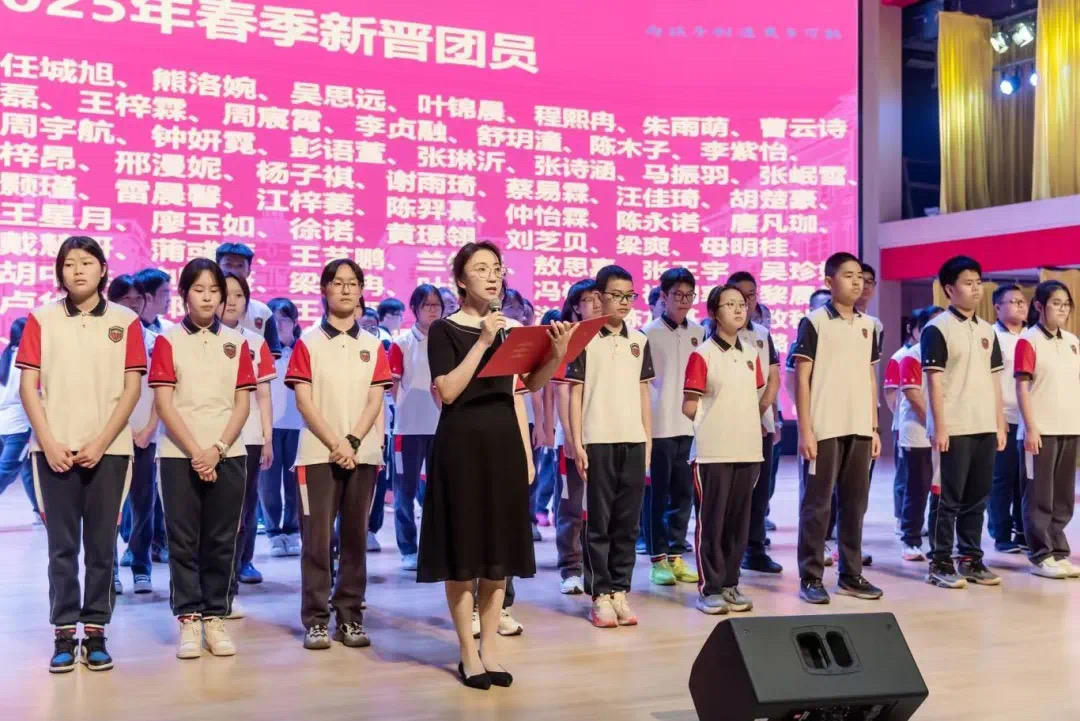 张力:在团旗引领下,让志愿之光点亮青春成长路 张力:在团旗引领下,让志愿之光点亮青春成长路