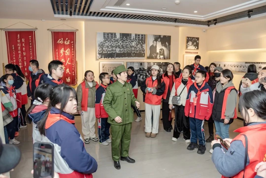 张力:在团旗引领下,让志愿之光点亮青春成长路 张力:在团旗引领下,让志愿之光点亮青春成长路