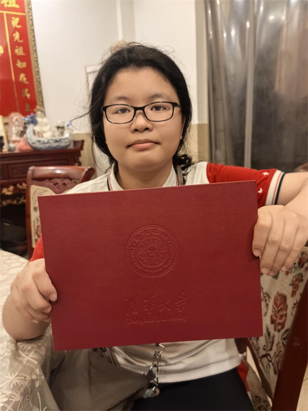 爱心反哺!我校学子拿到清华录取书,当天在母校设立励志奖学金! 爱心反哺!我校学子拿到清华录取书,当天在母校设立励志奖学金!