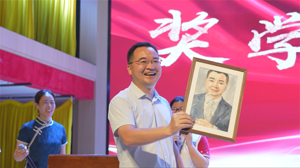 爱心反哺!我校学子拿到清华录取书,当天在母校设立励志奖学金! 爱心反哺!我校学子拿到清华录取书,当天在母校设立励志奖学金!
