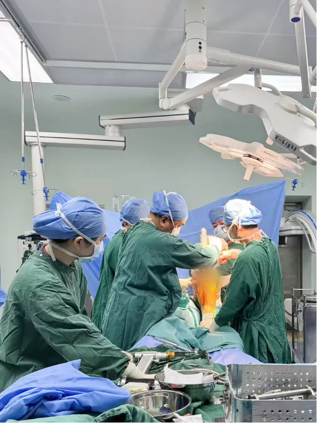 病例分享|16岁骨肉瘤少年的重生:换膝术后,重新迈出人生步伐 病例分享|16岁骨肉瘤少年的重生:换膝术后,重新迈出人生步伐