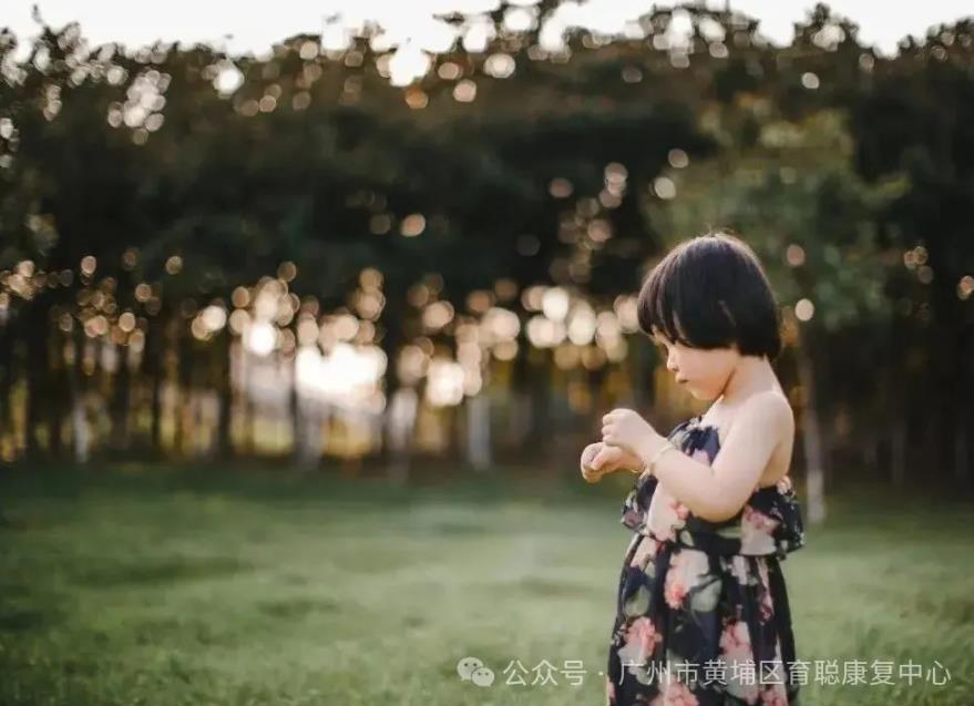 【育聪】培养孩子的优先级，你做对了吗？     在孩子还小的时候就开始重视优秀品质和好习惯的培养，可以使孩子们受益终生。如善良、友爱、认真、专注，在诸多的品德行为培养上，家长们应该重视培养孩子把成功归因于自我努力的好习惯。 图片 这个习惯很重要，为什么说它重要呢？ 人格研究中曾发现，一个高自尊的人，会把成功归因于自身因素。也就是说，把成功归因于自身因素，也有利于一个人自尊水平的提升；把成功归因于自身因素，更有利于一个人能力的提升；把成功归因于自身，也是代表着更多的可控性，会增加一个人的自我掌控感。 怎样培养孩子把成就感归因于自我努力？ 1.首先让孩子认识到应该把成了功归因于自身因素。 如果孩子意识到做某事做得好，是和自己的努力程度相关，掌控权在自己手里，只要够努力就能把事情做好，不付出努力就做不好，孩子自然会重视付出的过程，而不是在乎最后的结果；把成功归因于自身因素，也是对自我能力的一种肯定和强化。所以下一次下一次，孩子会不断通过自身努力来强化这种成就感。 2. 引导孩子对成功进行正确归