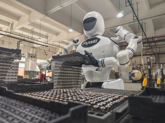 15分鐘極速換裝—富唯智能人形機器人重新定義工業裝配