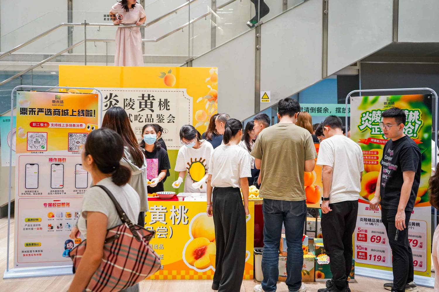 立秋的第一口甜！鼎禾盛中国人寿大厦员工餐厅黄桃节引爆舌尖狂欢！