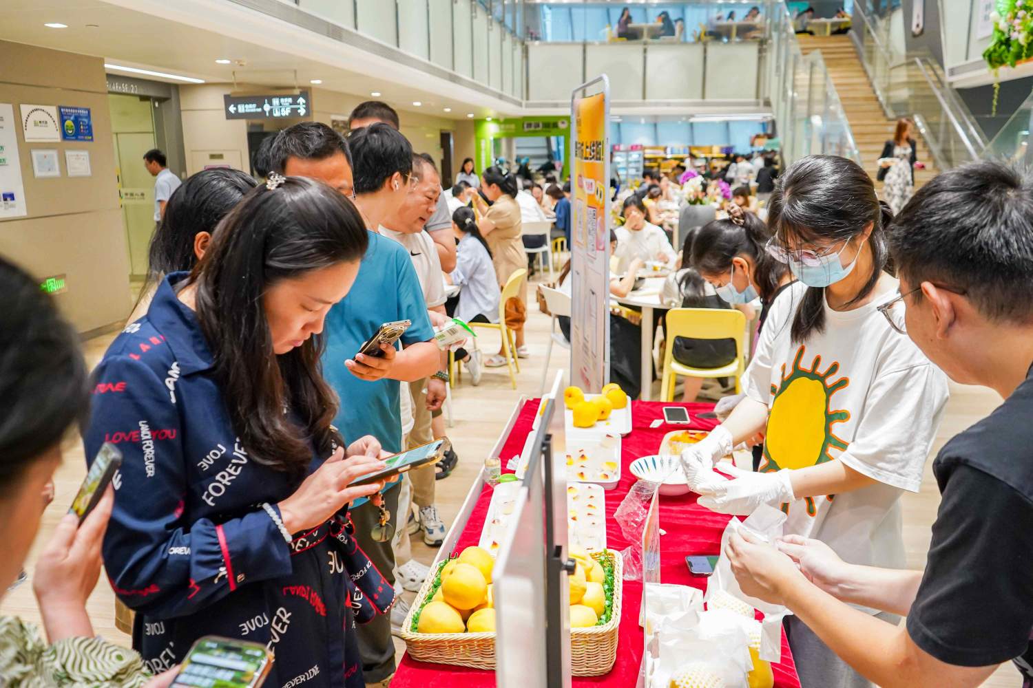 立秋的第一口甜！鼎禾盛中国人寿大厦员工餐厅黄桃节引爆舌尖狂欢！