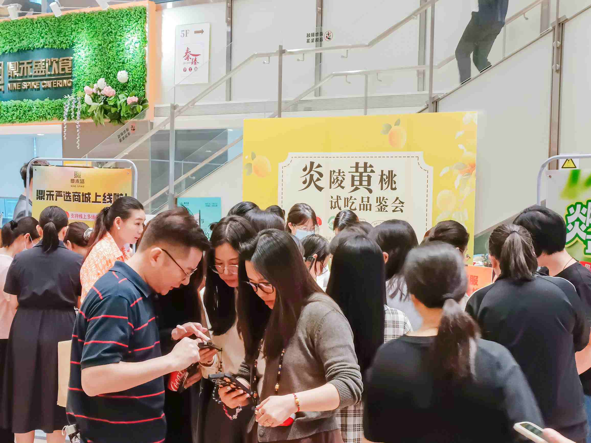 立秋的第一口甜！鼎禾盛中国人寿大厦员工餐厅黄桃节引爆舌尖狂欢！